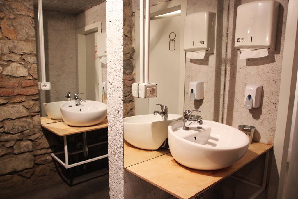 Destil Hostel Тирана Екстериор снимка
