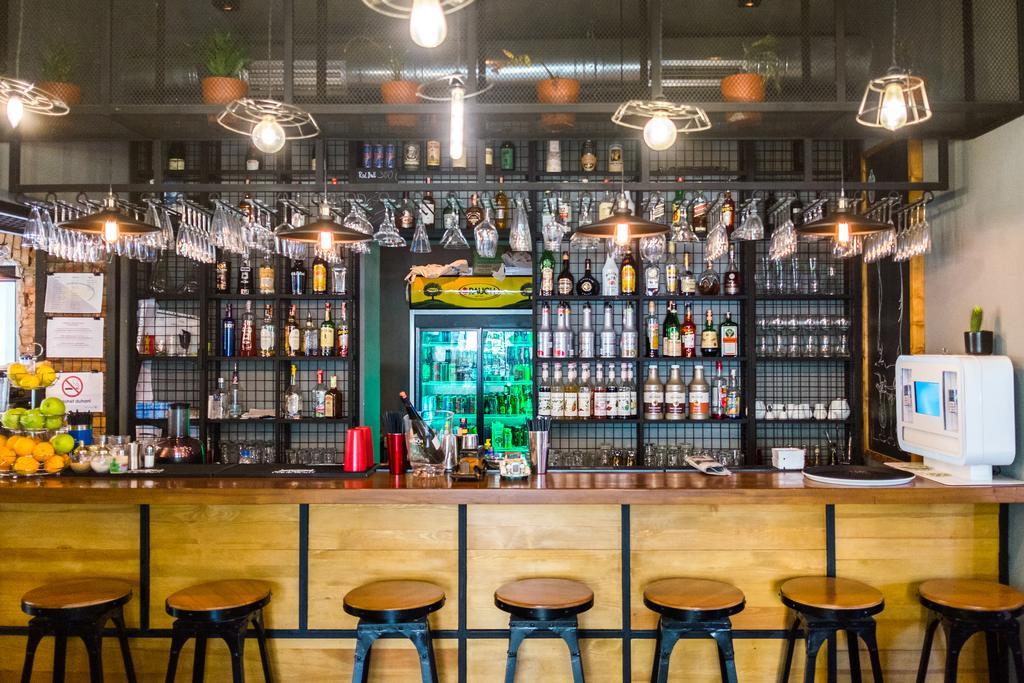 Destil Hostel Тирана Екстериор снимка