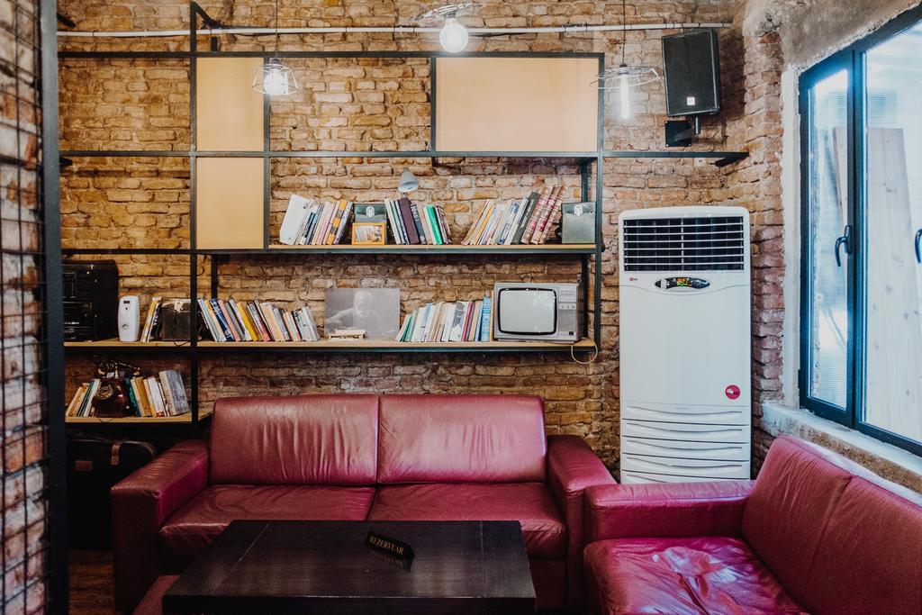 Destil Hostel Тирана Екстериор снимка