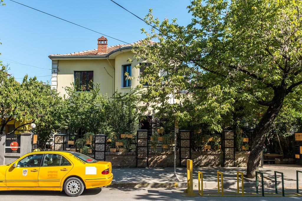 Destil Hostel Тирана Екстериор снимка