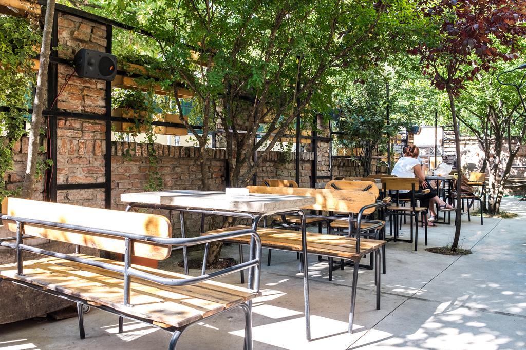 Destil Hostel Тирана Екстериор снимка