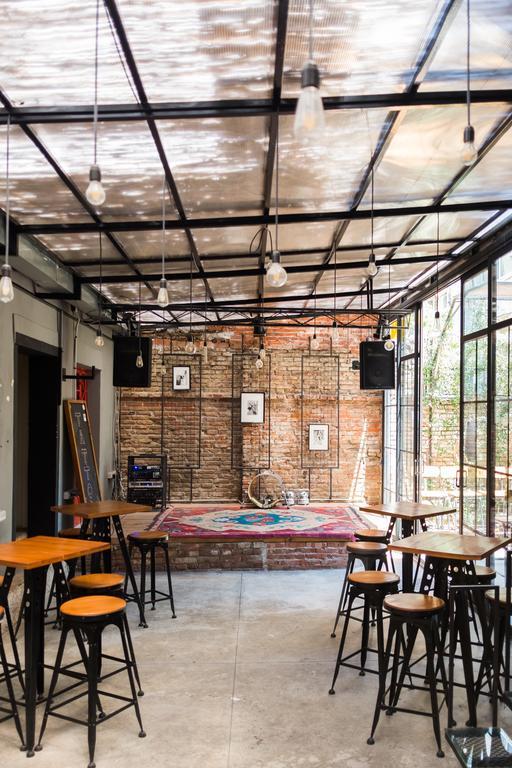 Destil Hostel Тирана Екстериор снимка