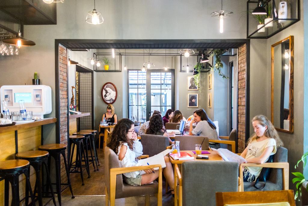 Destil Hostel Тирана Екстериор снимка