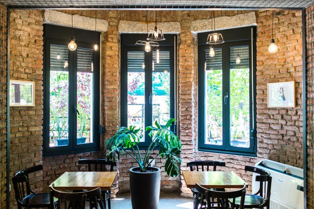 Destil Hostel Тирана Екстериор снимка